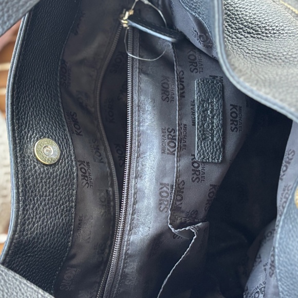 Michael Kors black leather bag with zip detail - Picture 8 of 11